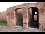 01509 ostia - regio ii - insula vi - casa del soffitto dipinto (ii,vi,5-6) - via della corporazzioni - li - raum 6 von norden (treppe) - re - eingang zum teil an der via della fontana - 12-2018.jpg